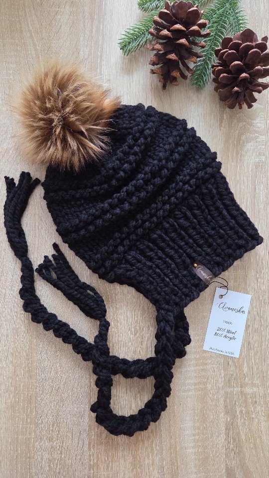 Instagram post with the caption: Duchess in black 🧶🫰🖤

➿️➿️➿️

#byavaneska #knit #knitting...